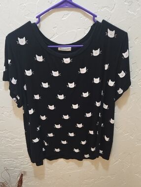 Occasion Black Short-Sleeve Tee with White Cat Print